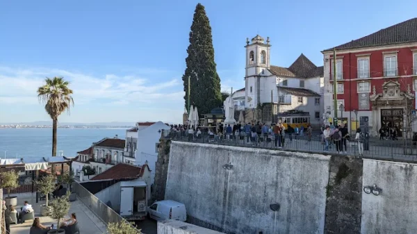 Miradouro Portas Do Sol tuktuk tour